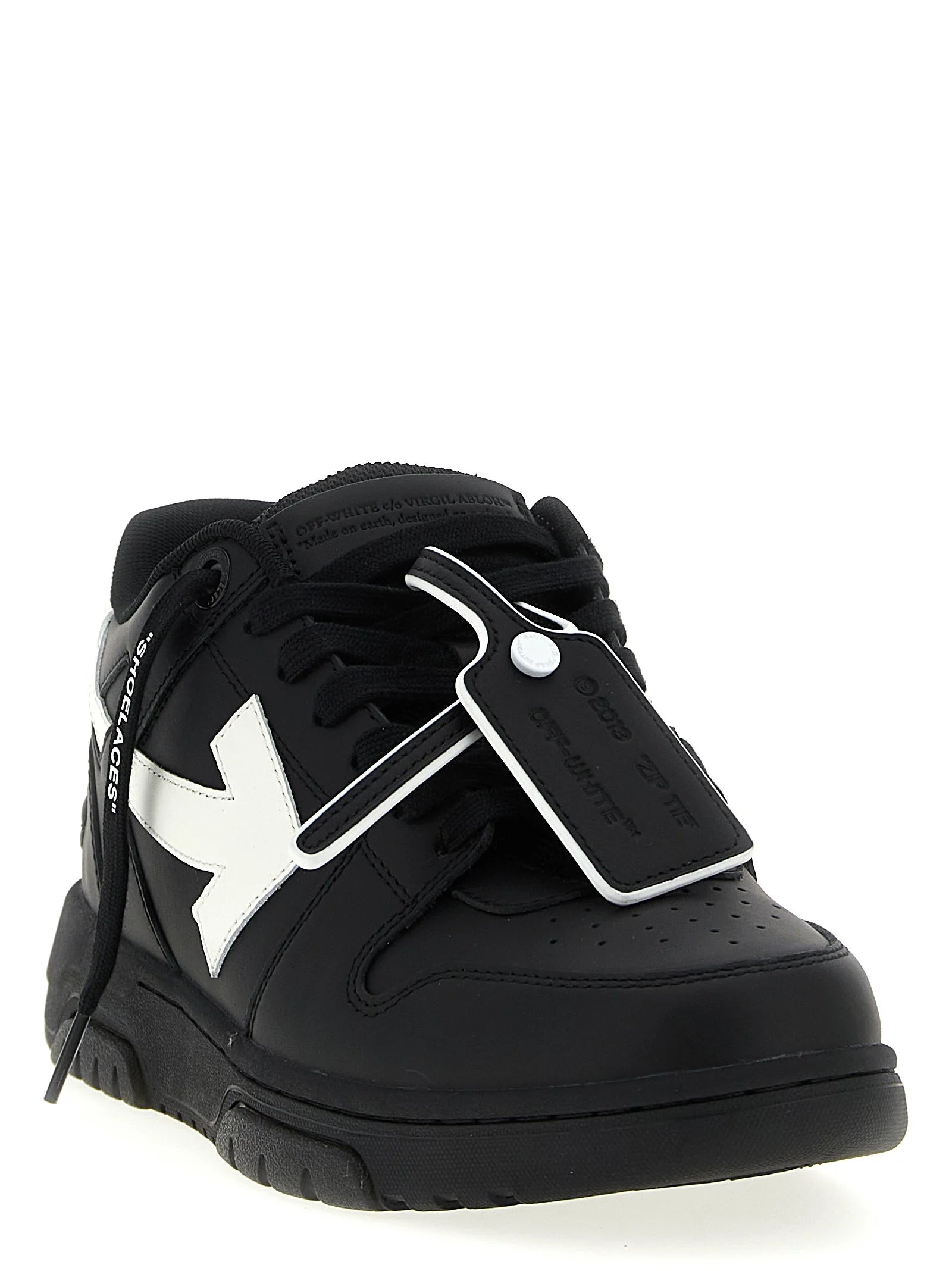 Zadní pohled na nízké tenisky Off-White zdůrazňující detail patní pásky a precizní italské řemeslné zpracování.