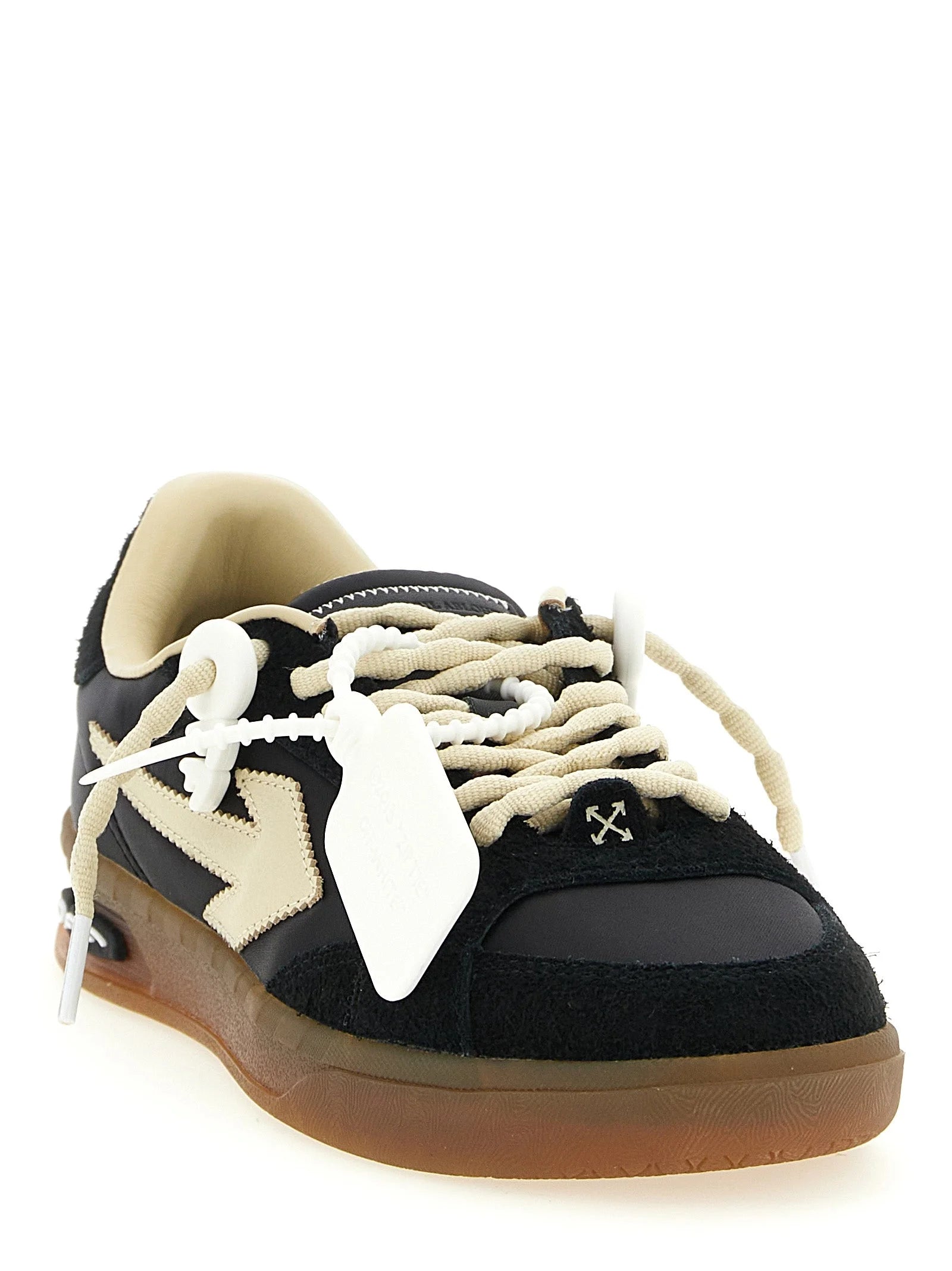 Pohled zezadu na cerné nylonove tenisky Off-White s vyztuženou patou a minimalistickými detaily.