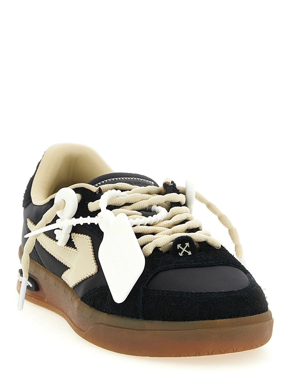Pohled zezadu na cerné nylonove tenisky Off-White s vyztuženou patou a minimalistickými detaily.