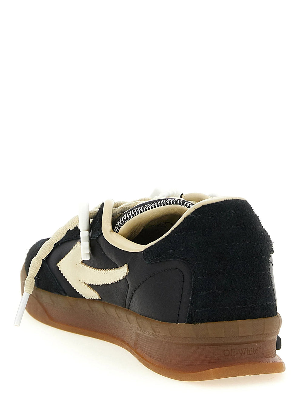 Detail technickeho nylonoveho materialu a presného šití tenisek Off-White, ktery představuje prémiovou texturu.