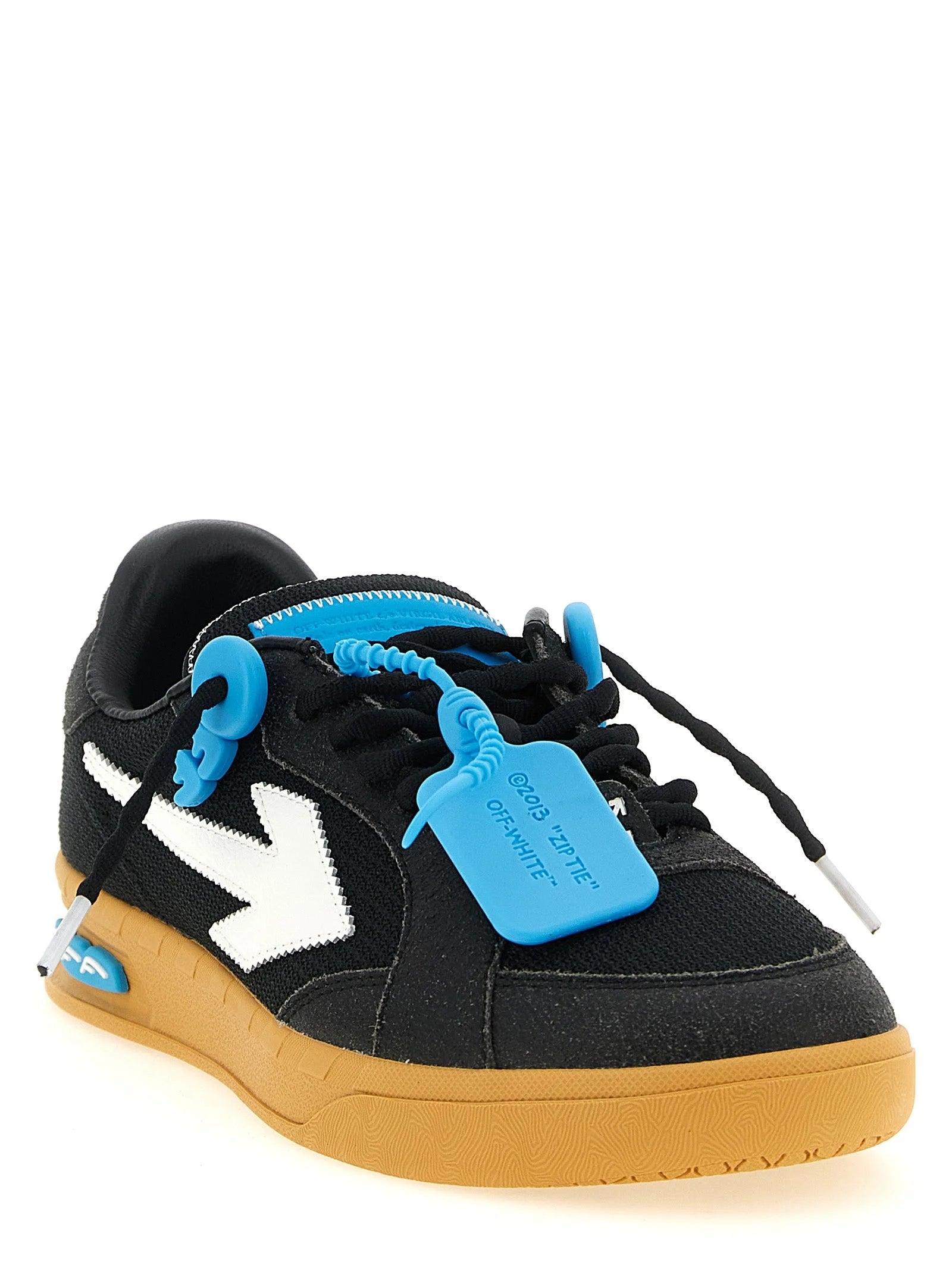 Baggrundsbillede af Off-White luksussneakers, der fremhæver den strukturerede hælstøtte og forfinede tonale søm.