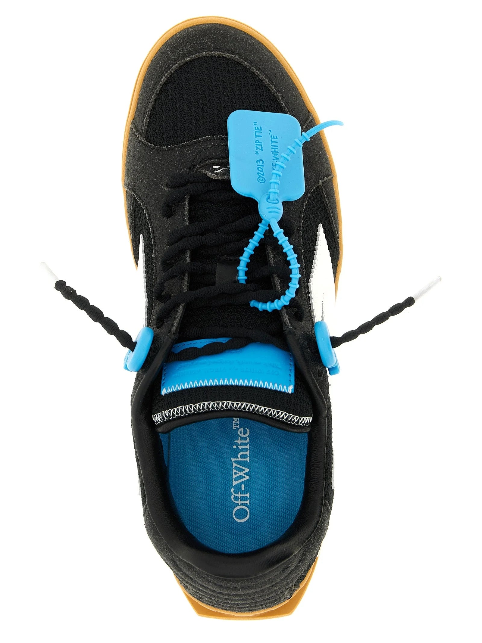 Detaljeret visning af slidbanen på den gummisål på Off-White sorte sneakers, der er udviklet til greb og komfort.