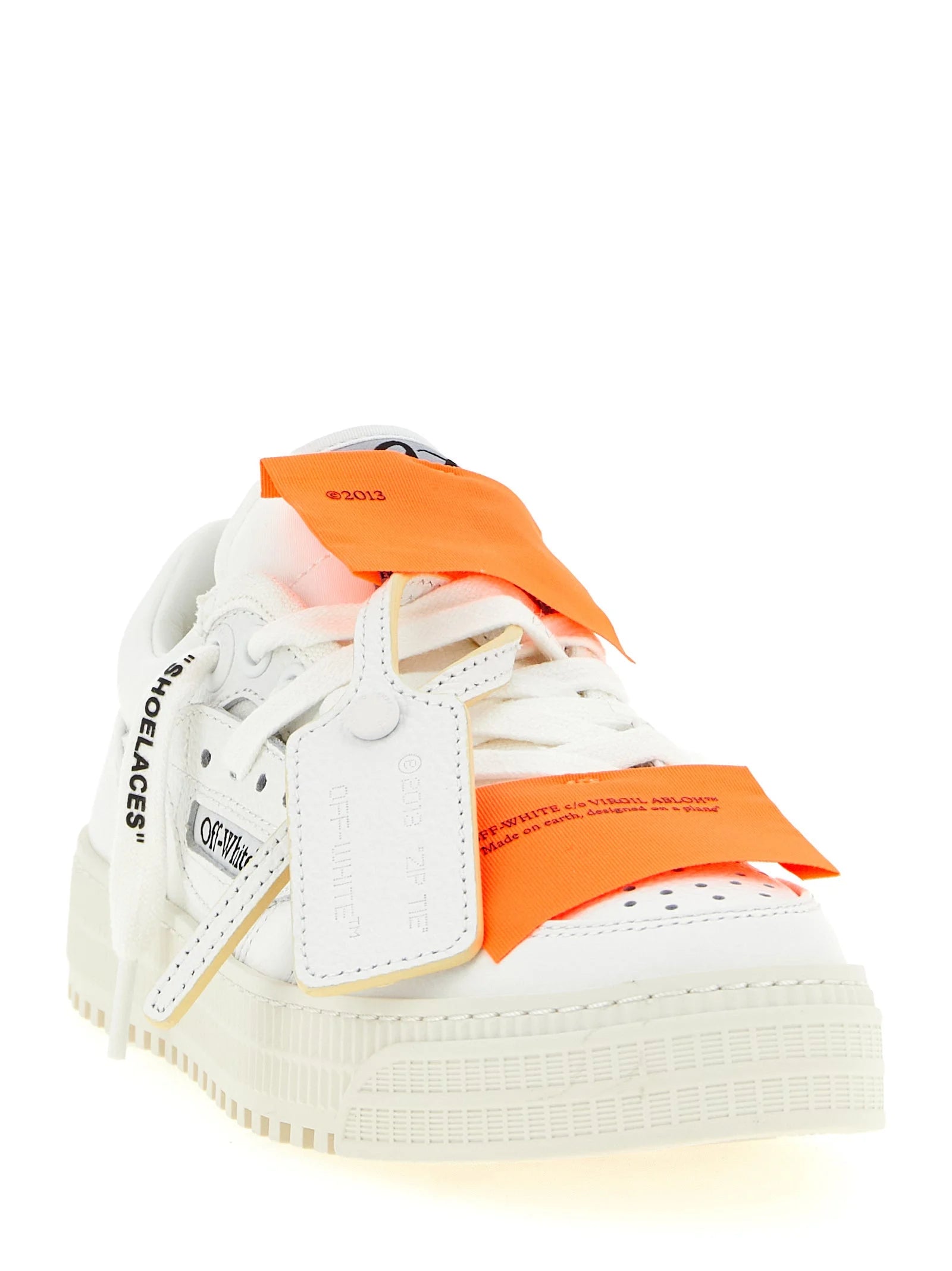 Bakside av Off-White atletisk sko som fremhever den forsterkede hælkappen og premium skinnkonstruksjonen.