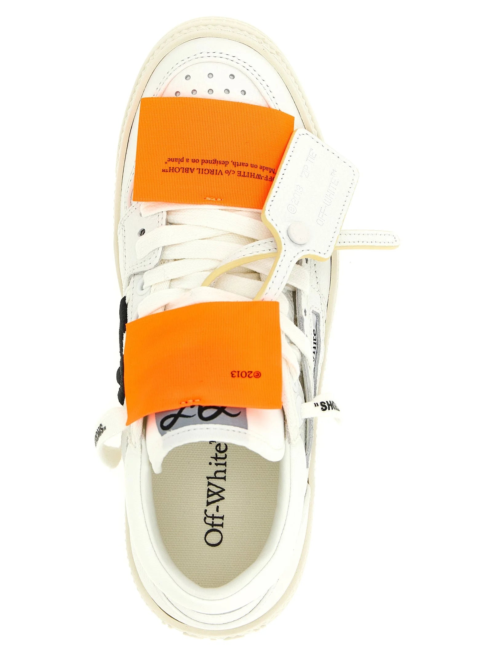 Detaljert bilde av den slitesterke gummisålen og mønsteret på Off-White hvite skinn sneakers.