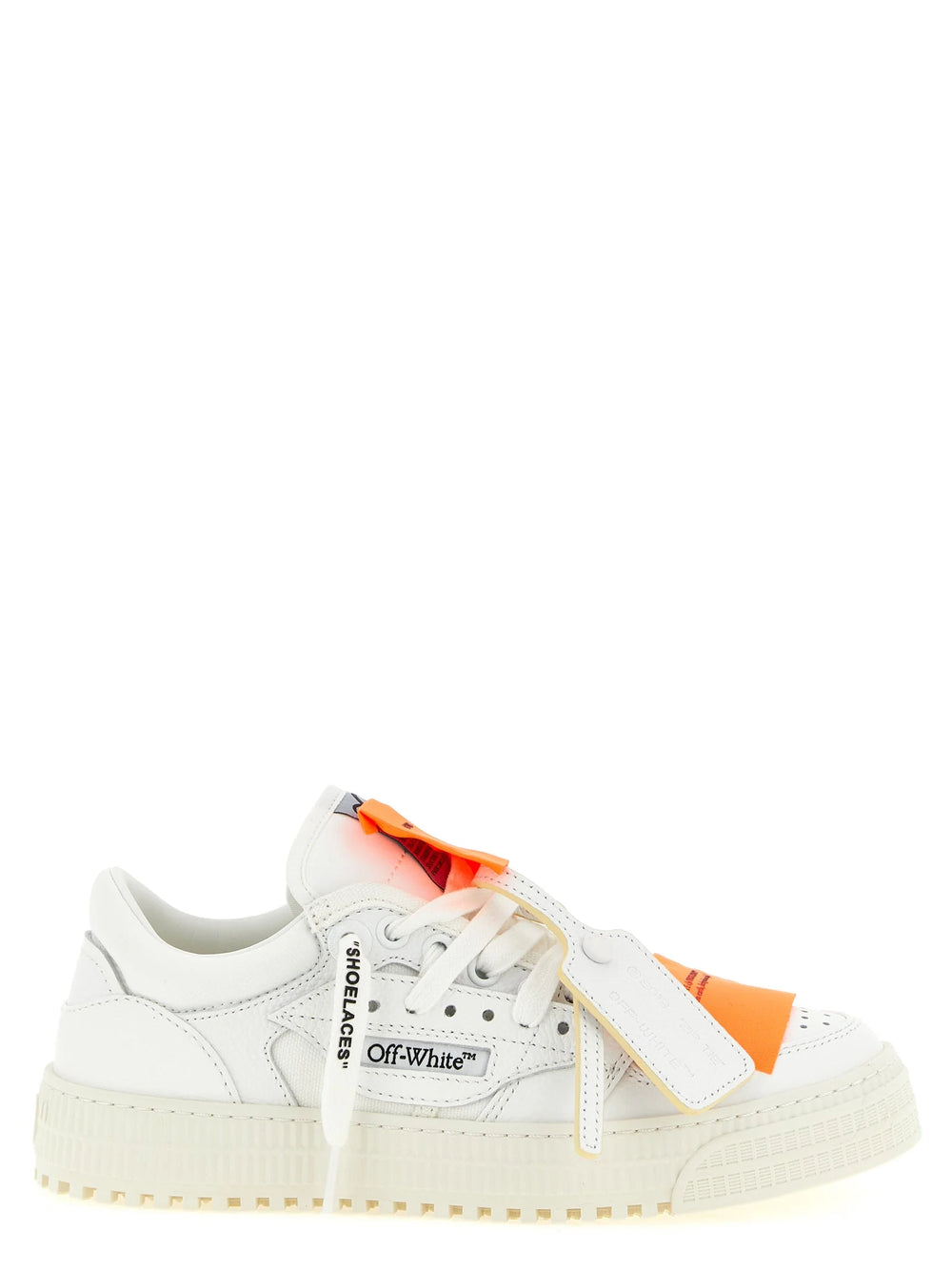 Off-White hvite skinn sneakers med signatur pil-logo og strukturert gummisåle i en frontprofil.