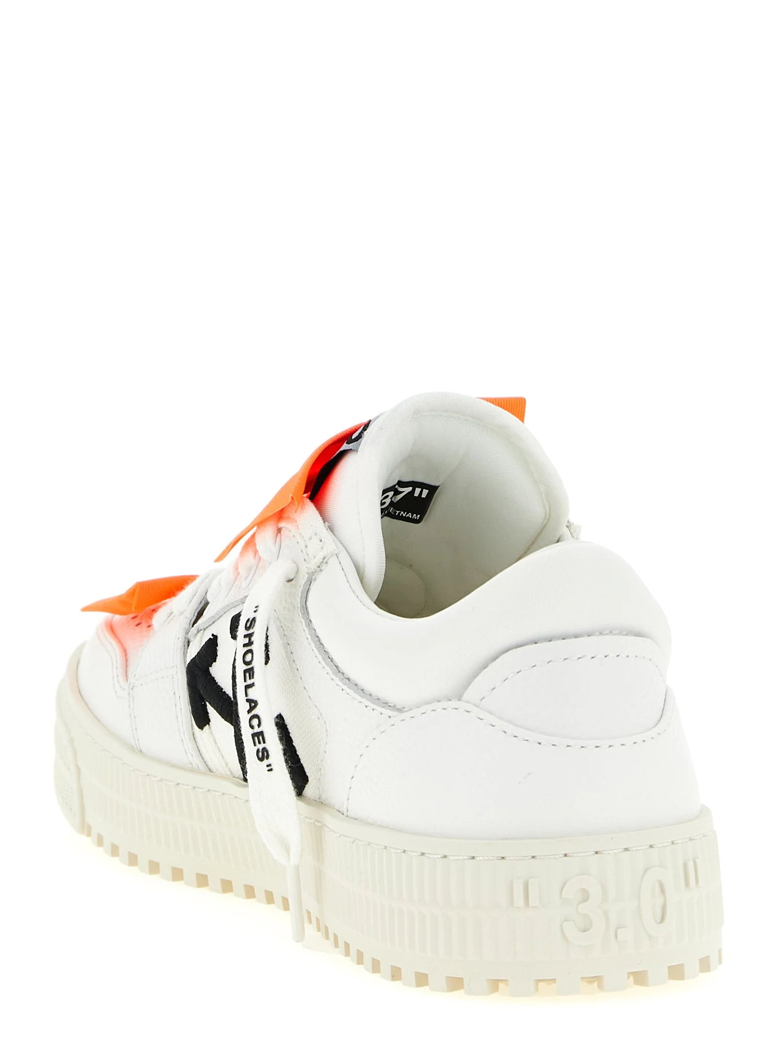 Nærbilde av Off-White-sneakerens teksturerte skinnfinish og presise snøringssystem for et raffinert atletisk utseende.