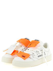 Sidevei av Off-White luksus skinn sneakers i hvitt, som viser den aerodynamiske silhuetten og tonale sømmen.