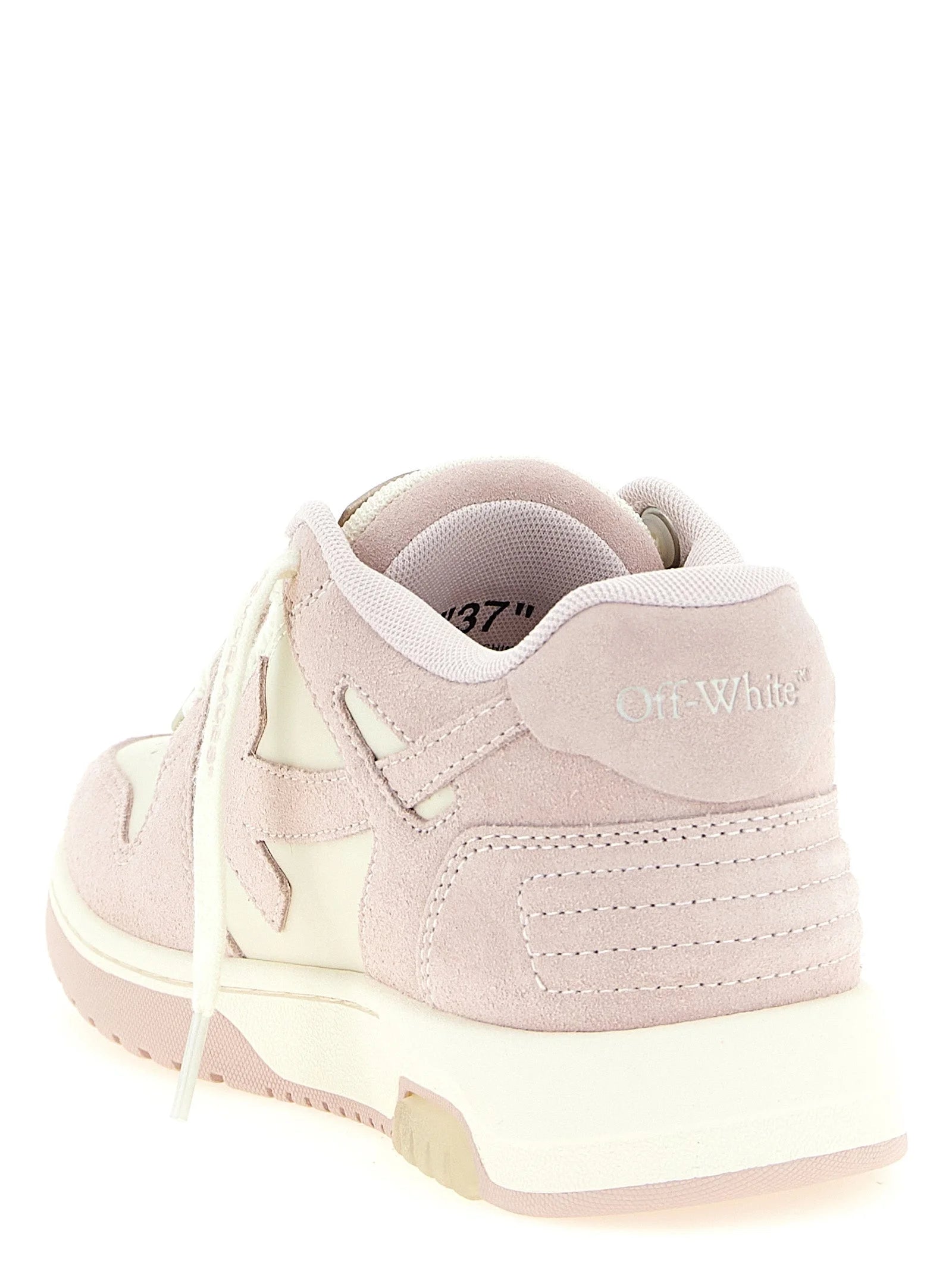 A texturált bőr és a precíz varrás közelképe az Off-White többszínű alacsony szárú cipő felsőrészén.