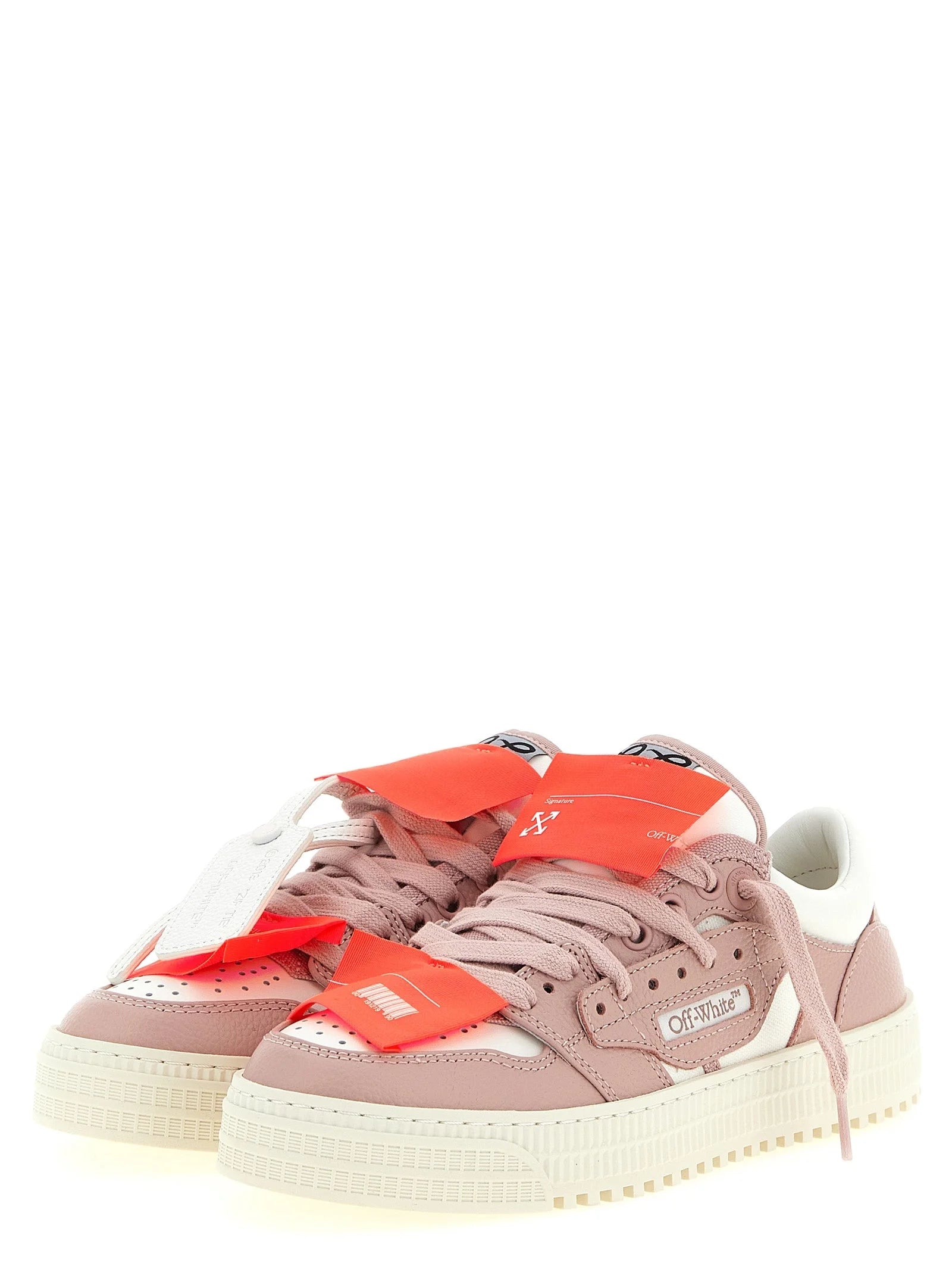 Sideperspektiv på Off-White-sneakers i skinn som viser den livlige flerfargede panelingen og den teksturerte gummisålen.