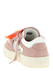 Nærbilde av lissene og tungen på Off-White-sneakers, som viser den intrikate sømmen og det luksuriøse materialdetaljen.