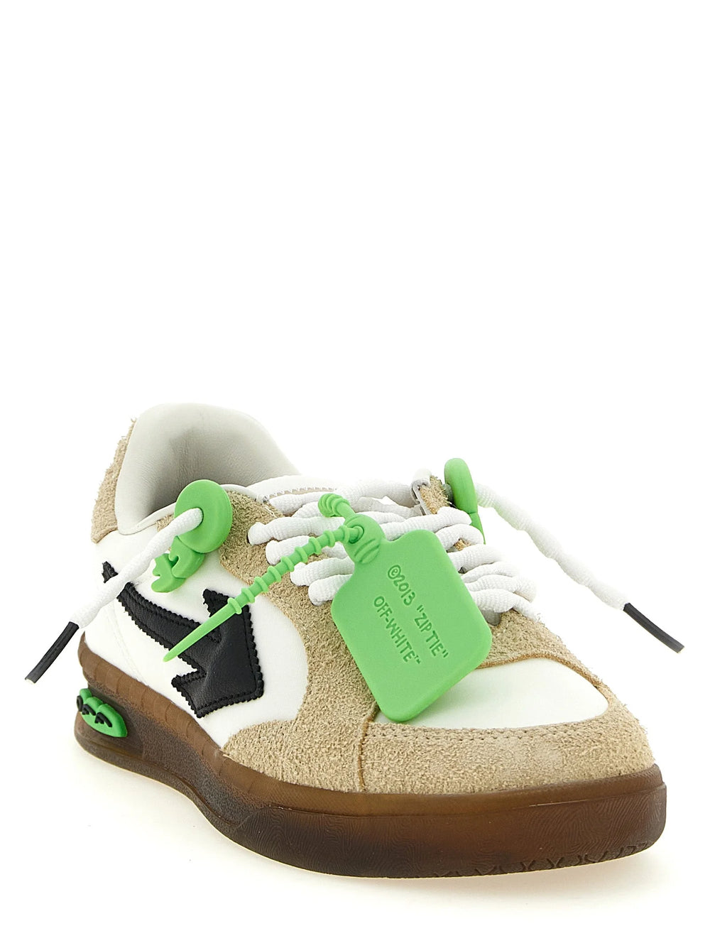 Pohľad zozadu na nylonové tenisky Off-White so zvýraznenou zosilnenou pätou a prémiovým remeselným spracovaním.