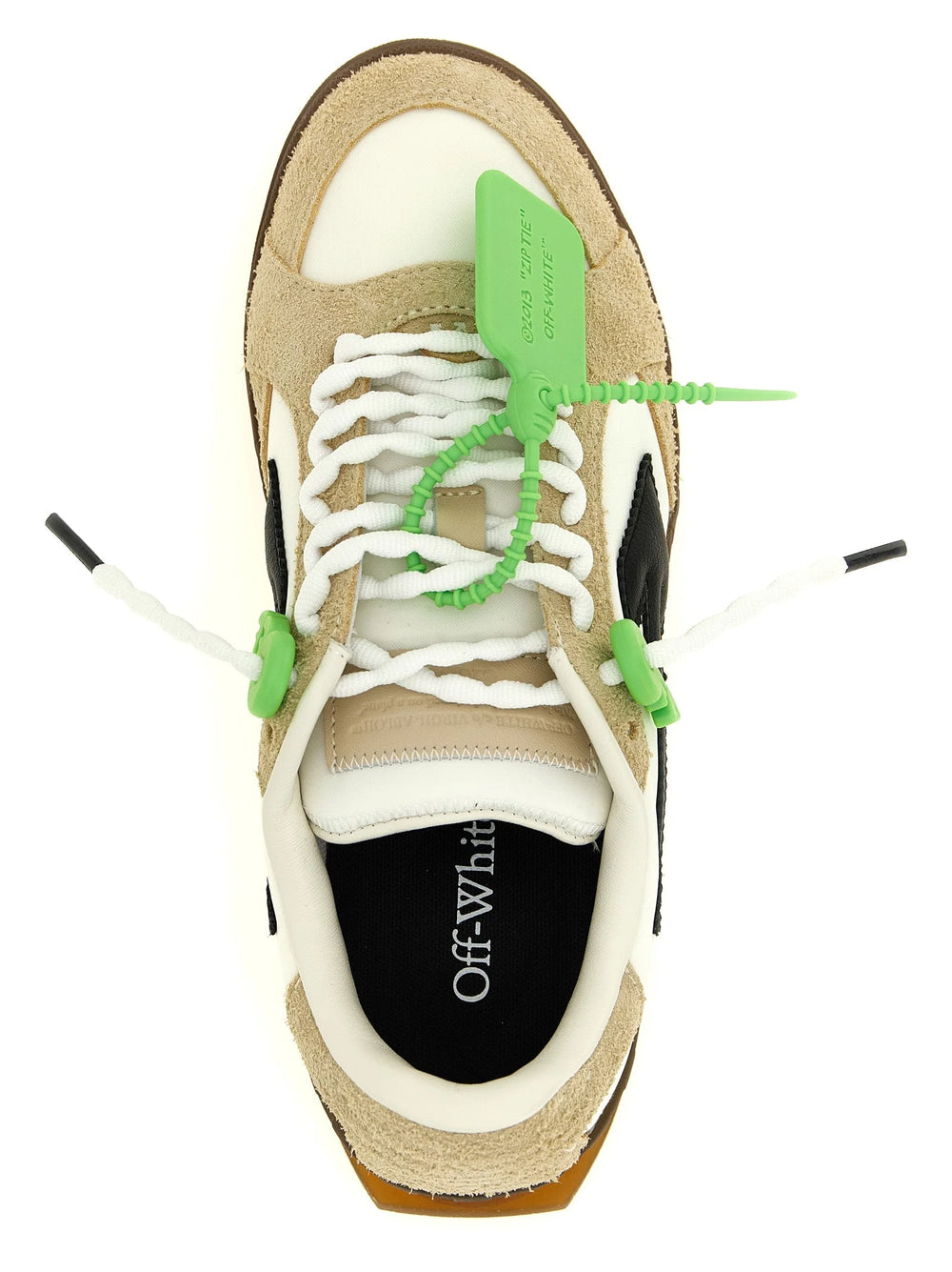 Detail gumovej podrážky s dezénom na viacfarebných športových teniskách Off-White pre vynikajúcu priľnavosť.