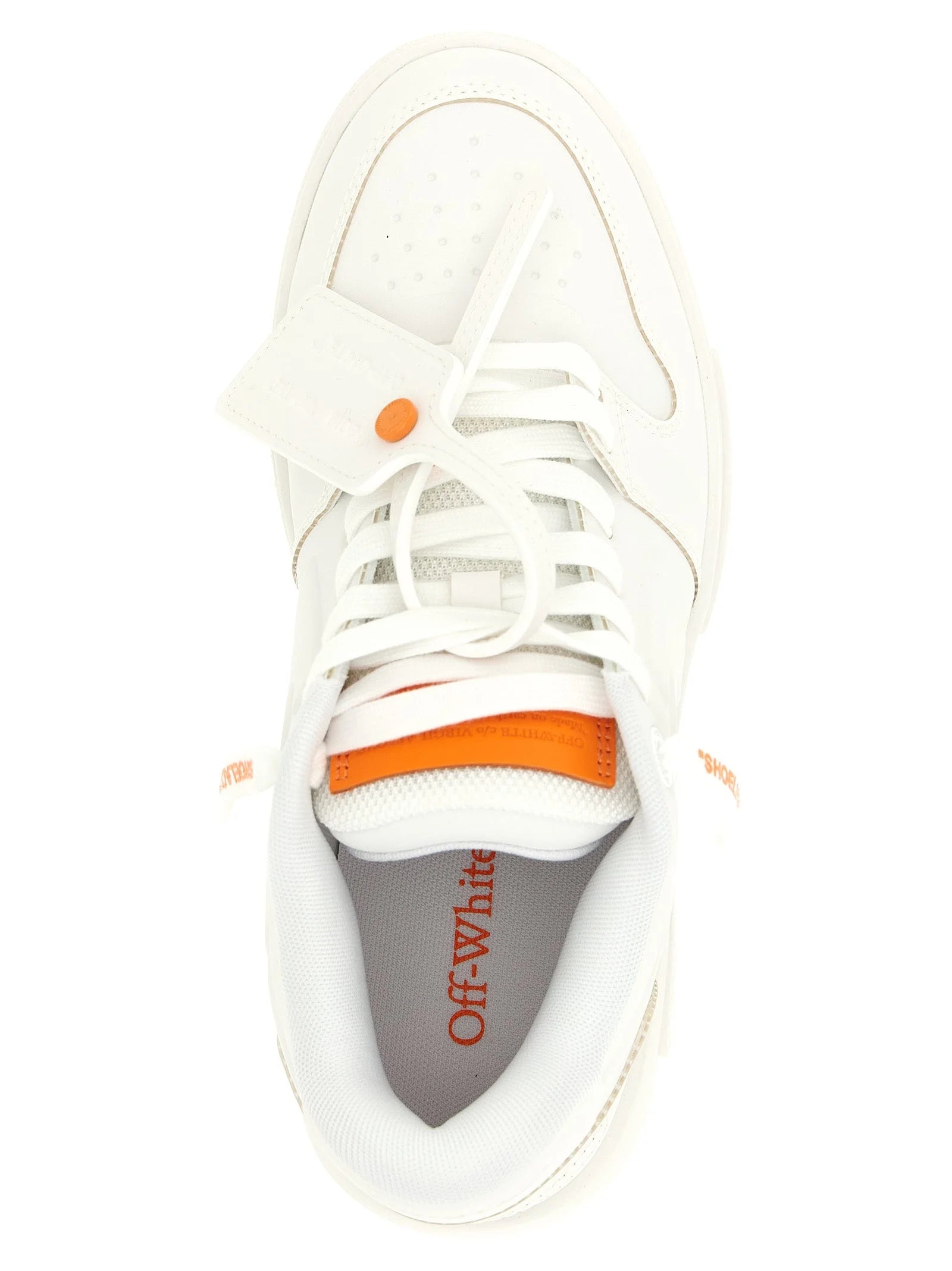 Yksityiskohtainen kuva kestävän kumipohjan kuvioinnista Off-White oransseissa urheilujaloissa.