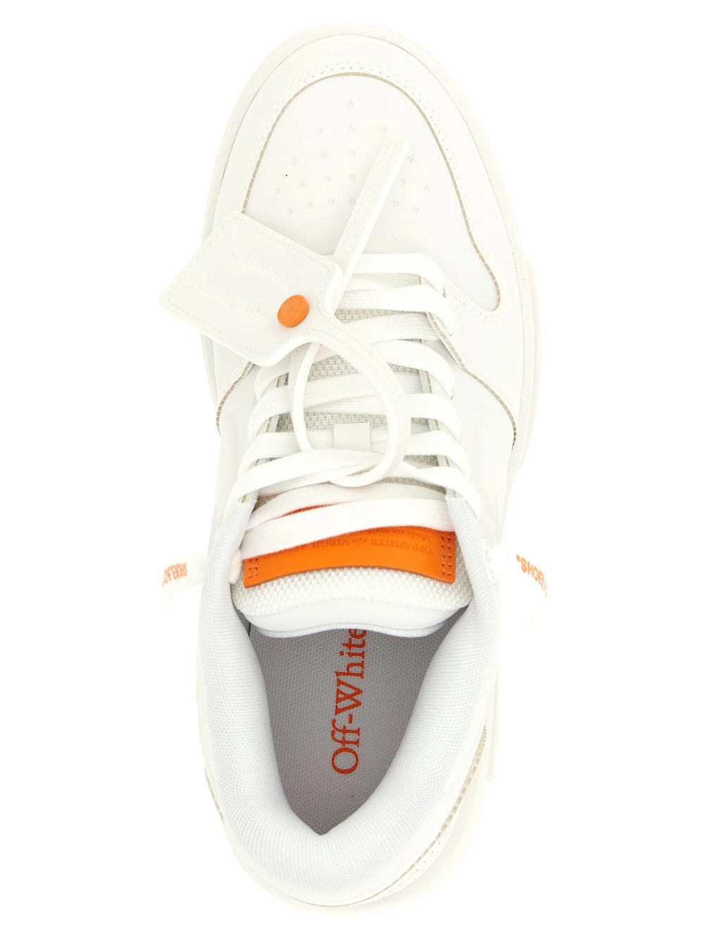 Yksityiskohtainen kuva kestävän kumipohjan kuvioinnista Off-White oransseissa urheilujaloissa.