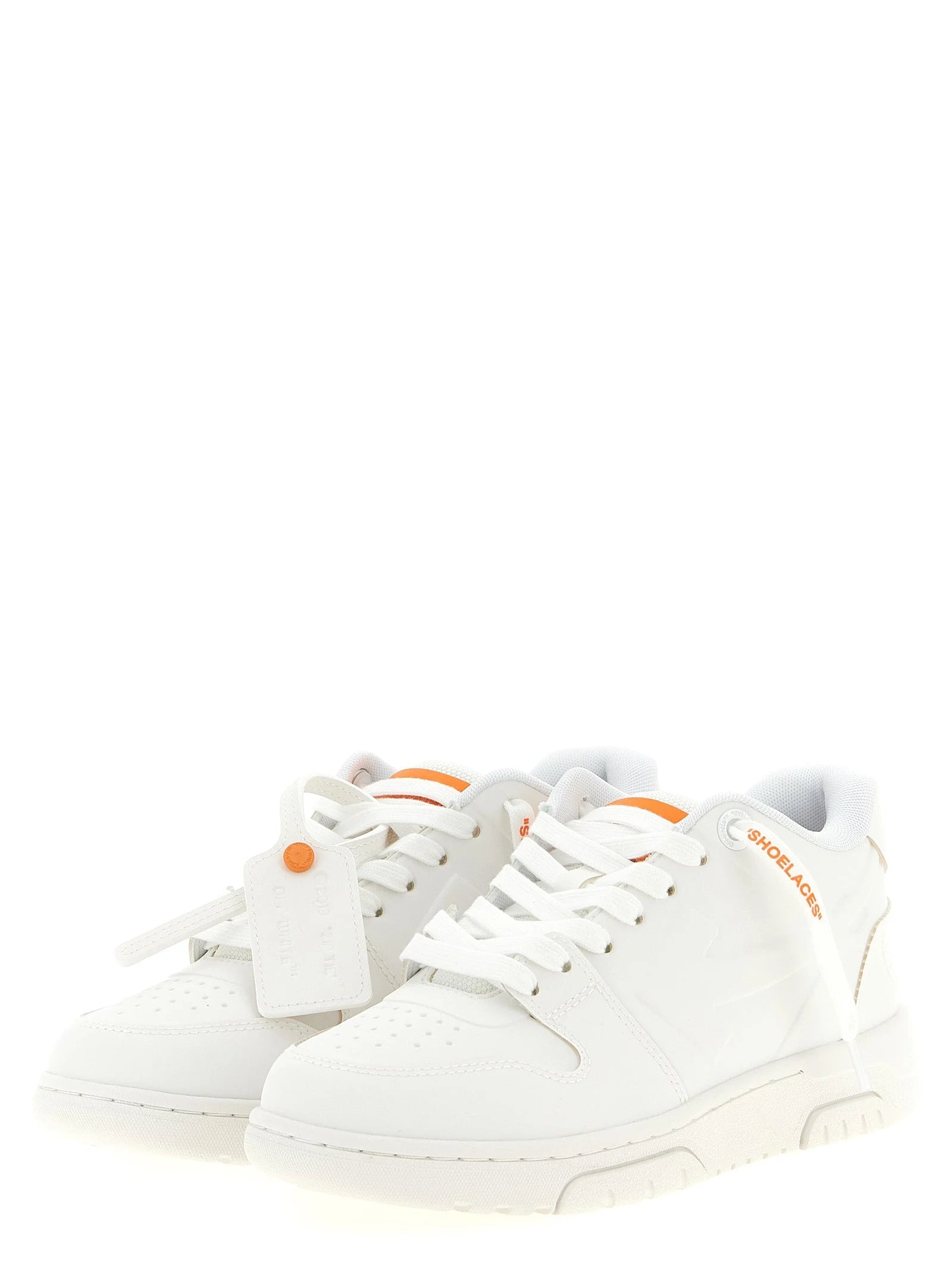 Off-White lenkitossujen kirkkaan oranssin sivukuva, jossa korostuu muotoiltu välipohja ja kerroksellinen rakenne.
