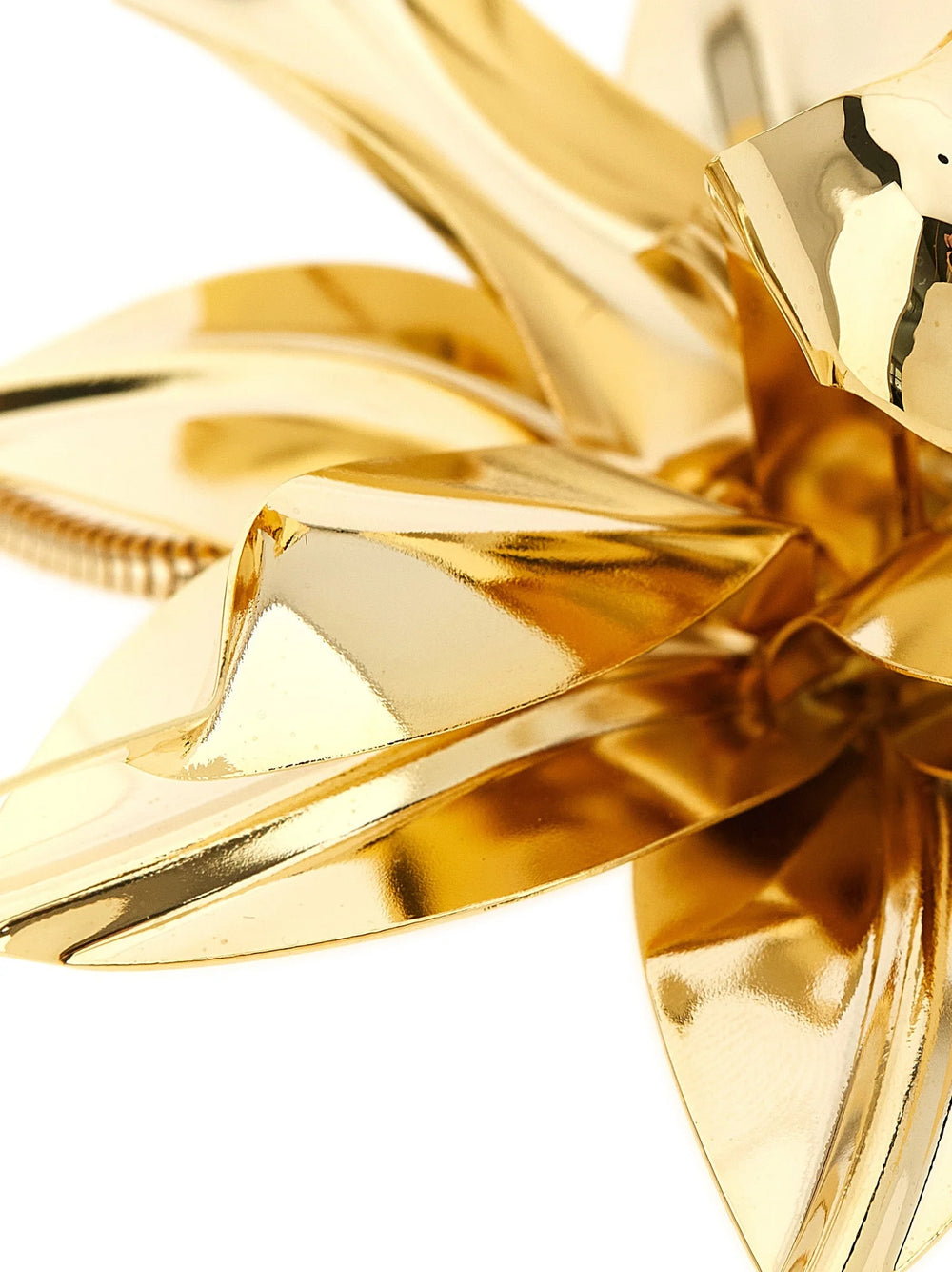 Detail spony náhrdelníka Paco Rabanne, ktorý zvýrazňuje zložité remeselné spracovanie a bezpečné prevedenie pre dizajnérov.