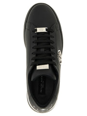 Prim-plan al texturii netede din piele de vițel neagră și a șireturilor de precizie ale acestor adidași Philipp Plein de lux.