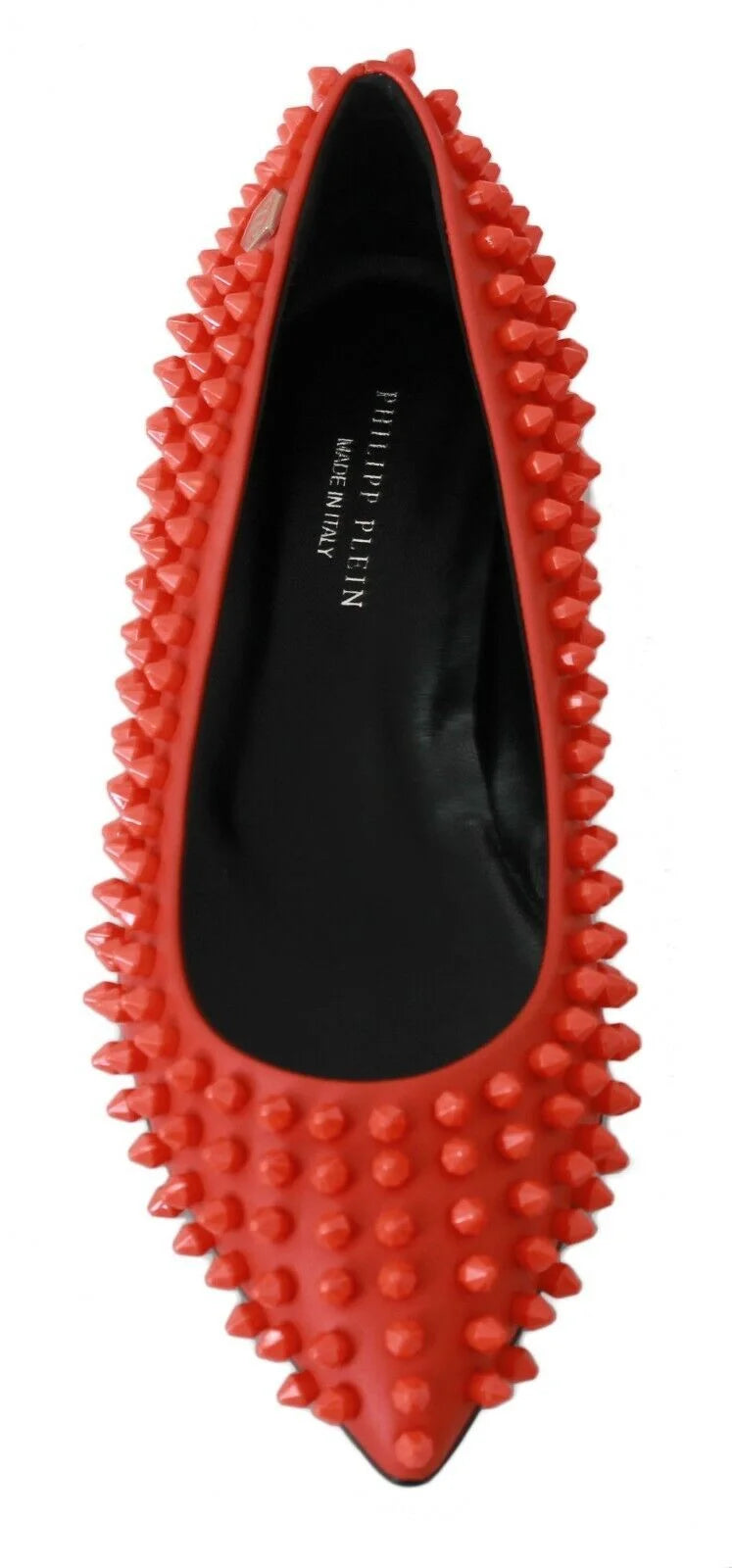 Pozor zhora na oranžové kožené topánky Philipp Plein, ukazujúci značkovú stielku a elegantnú špičku.