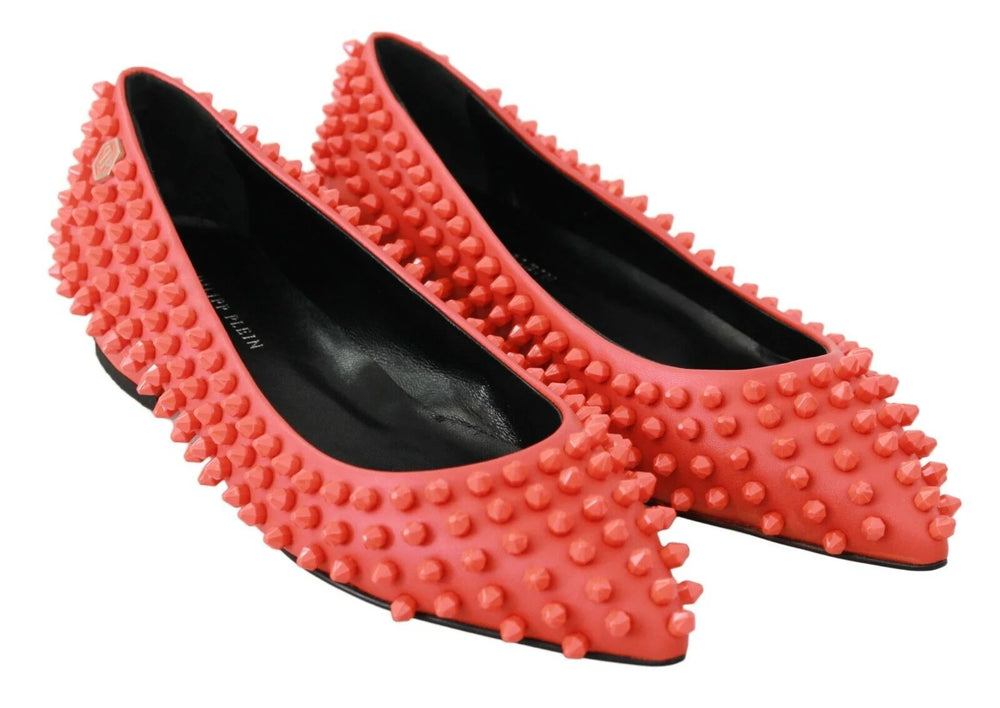 Detailný záber na odolnú koženú podrážku a konštrukciu päty na oranžových papučiach Philipp Plein.