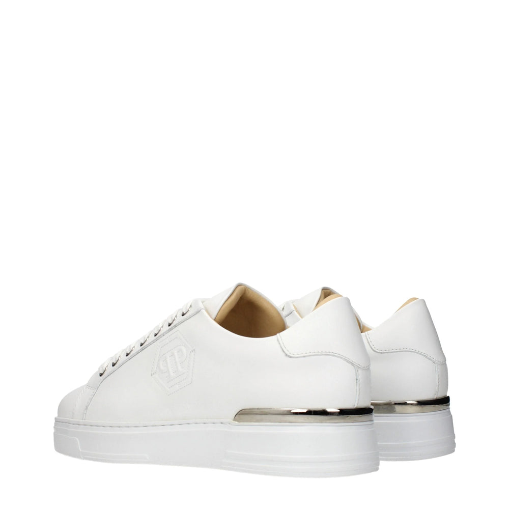 Close-up da textura em couro branco e da costura de precisão nestes luxuosos tênis masculinos Philipp Plein.