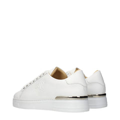 Close-up da textura em couro branco e da costura de precisão nestes luxuosos tênis masculinos Philipp Plein.