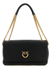 Vista frontal del bolso de hombro de cuero de cordero negro PINKO con la icónica hebilla metálica Love Birds en tono dorado.