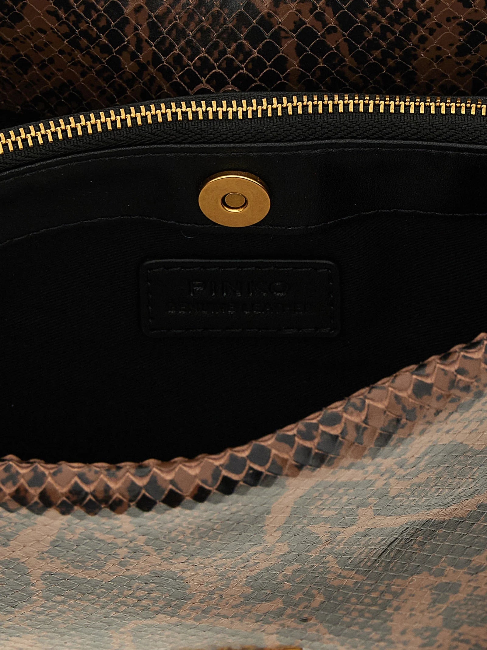 Close-up do hardware dourado da PINKO e do emblemático emblema de pássaro em couro de bezerro castanho premium.