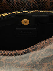 Close-up do hardware dourado da PINKO e do emblemático emblema de pássaro em couro de bezerro castanho premium.