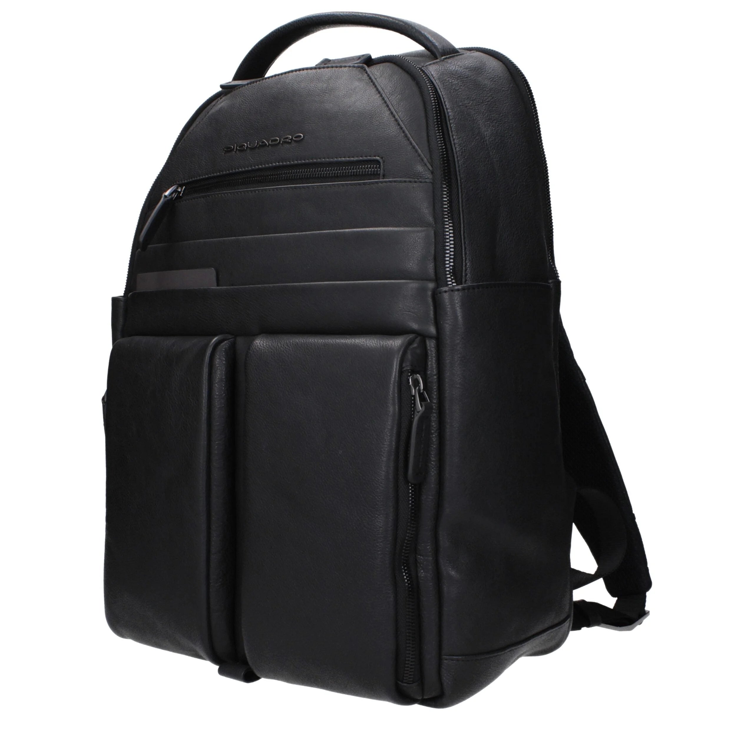 Profil boczny plecaka Piquadro w kolorze czarnym ze skóry, podkreślający smukłą sylwetkę i ergonomiczne szelki.