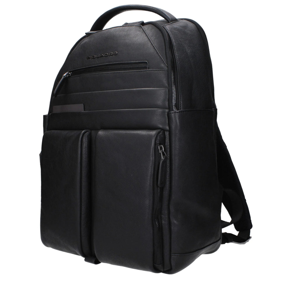 Profil boczny plecaka Piquadro w kolorze czarnym ze skóry, podkreślający smukłą sylwetkę i ergonomiczne szelki.