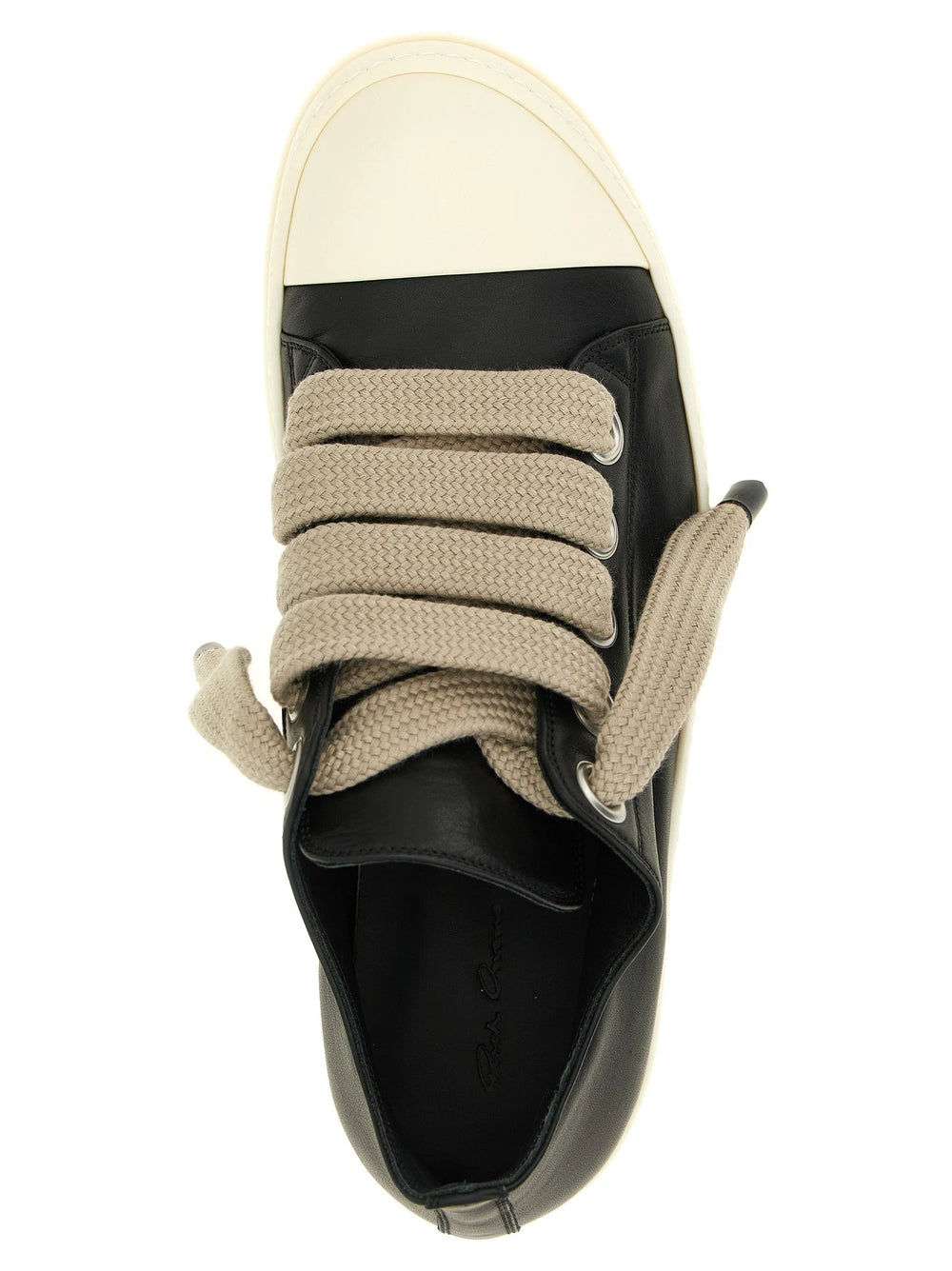 Detailní pohled na texturu Rick Owens dvoubarevných tenisek, který ukazuje jemnou strukturu vysoce kvalitní italské kůže.