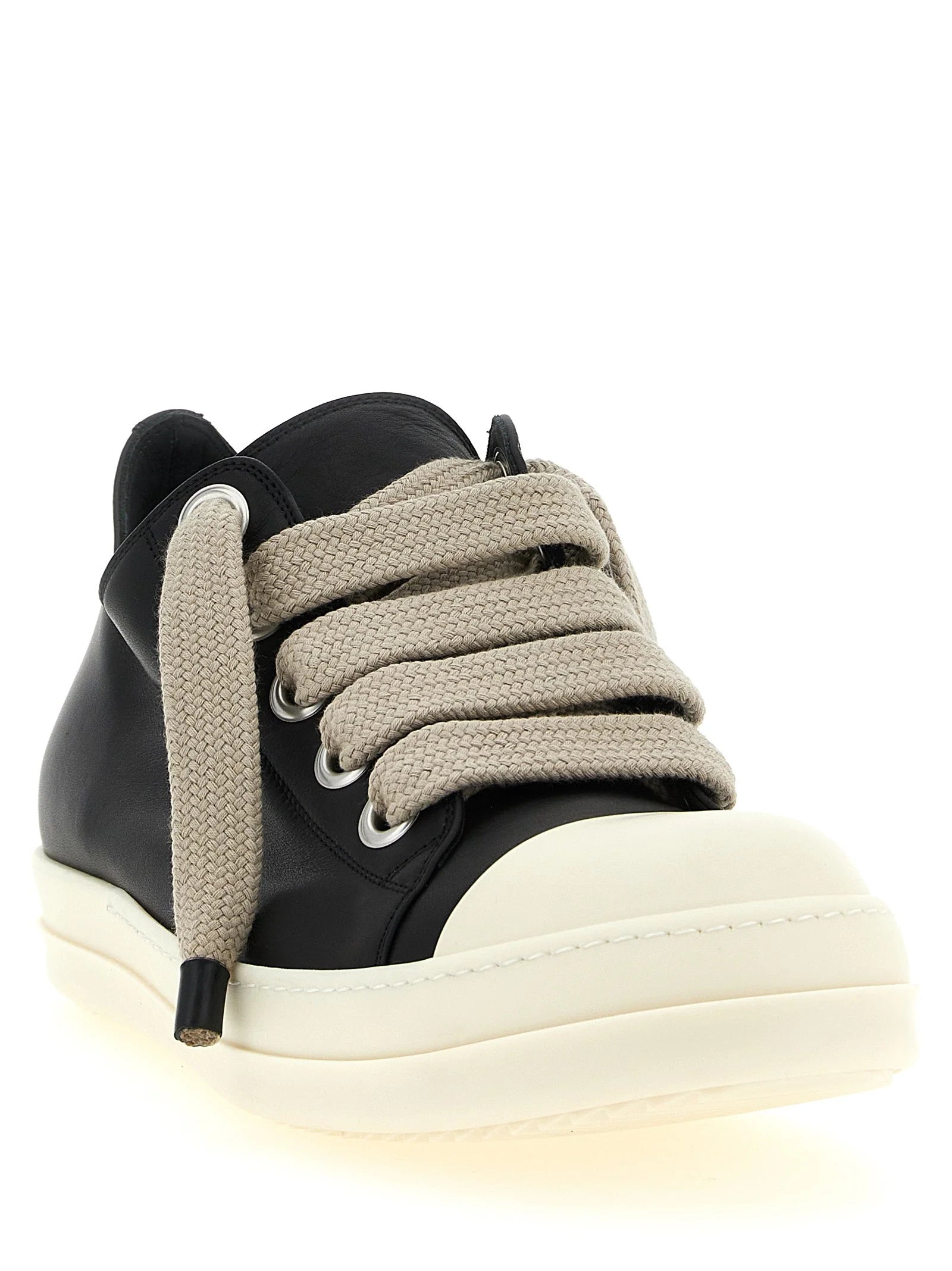 Profil Rick Owens obuvi s nízkým profilem z boku, která se vyznačuje silnou gumovou podrážkou a prémiovou dvoubarevnou koženou konstrukcí.