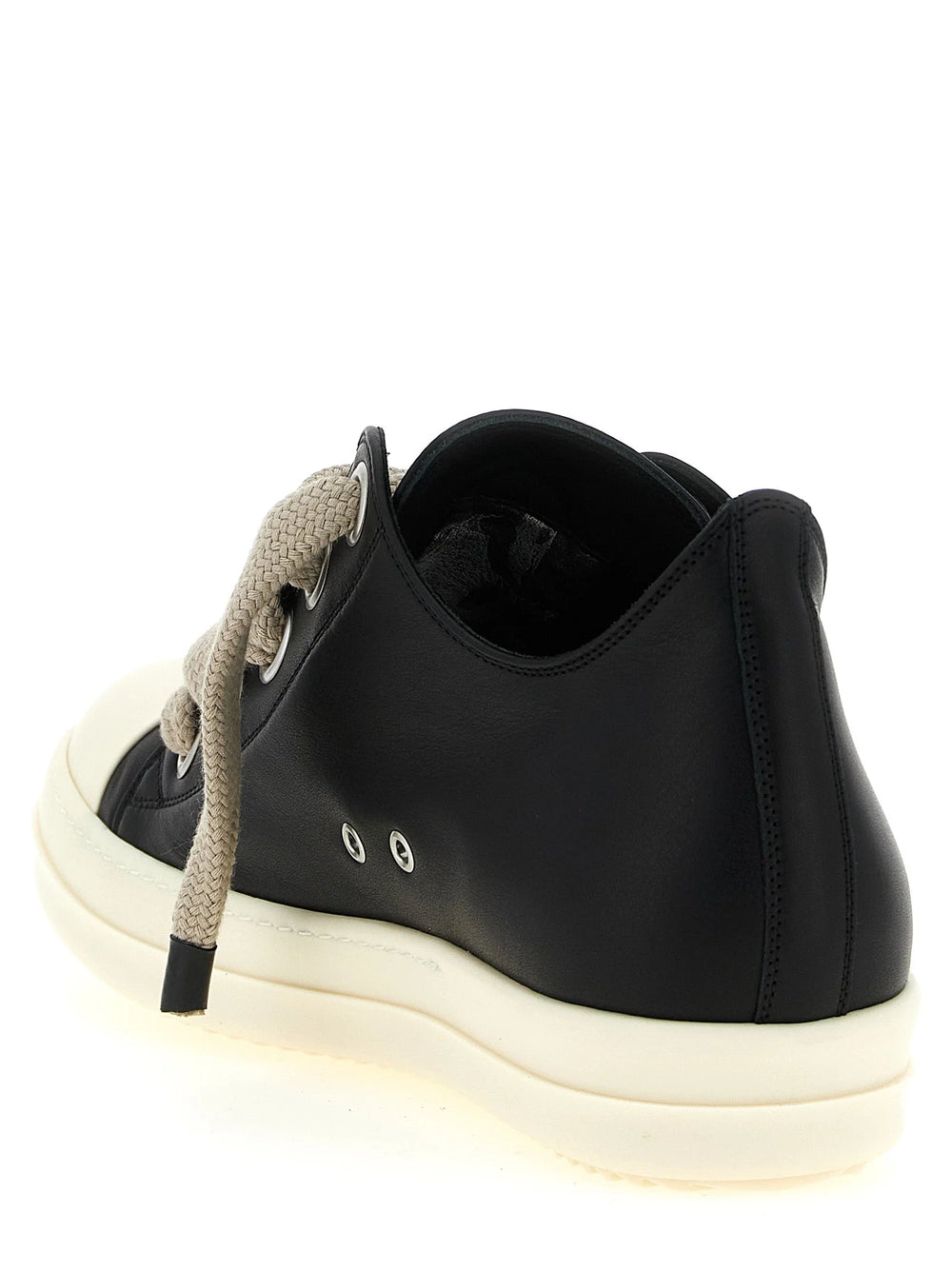 Zadní pohled na Rick Owens tenisky z telecí kůže, který zdůrazňuje strukturovanou patu a čisté švy luxusní siluety.