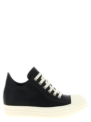 Buty Rick Owens o niskim profilu w dwóch kolorach ze skóry jagnięcej w minimalistycznym kontrastowym designie w kolorach czerni i bieli.