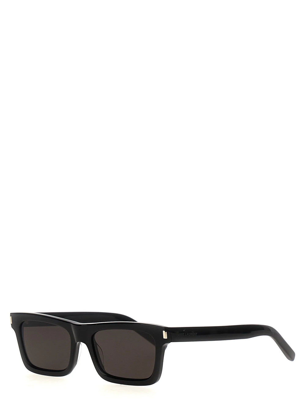 Primer plano de las gafas de sol de Saint Laurent que resalta el acabado de acetato negro pulido y la construcción de bisagras de alta calidad.