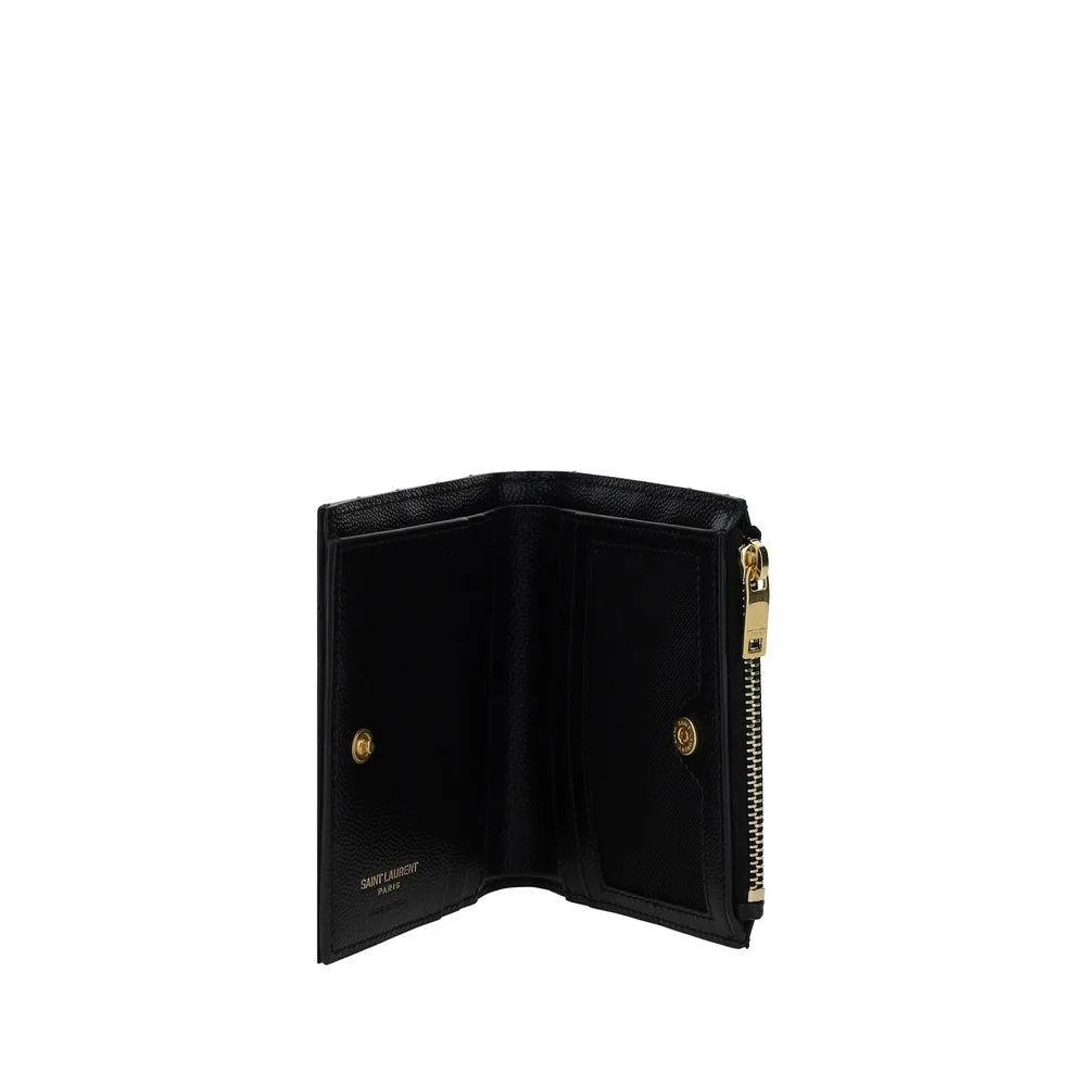 פרט פנים של ארנק עור פרה שחור של Saint Laurent המדגיש חריצי כרטיסים מאורגנים וגימור מובחר.