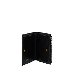 פרט פנים של ארנק עור פרה שחור של Saint Laurent המדגיש חריצי כרטיסים מאורגנים וגימור מובחר.