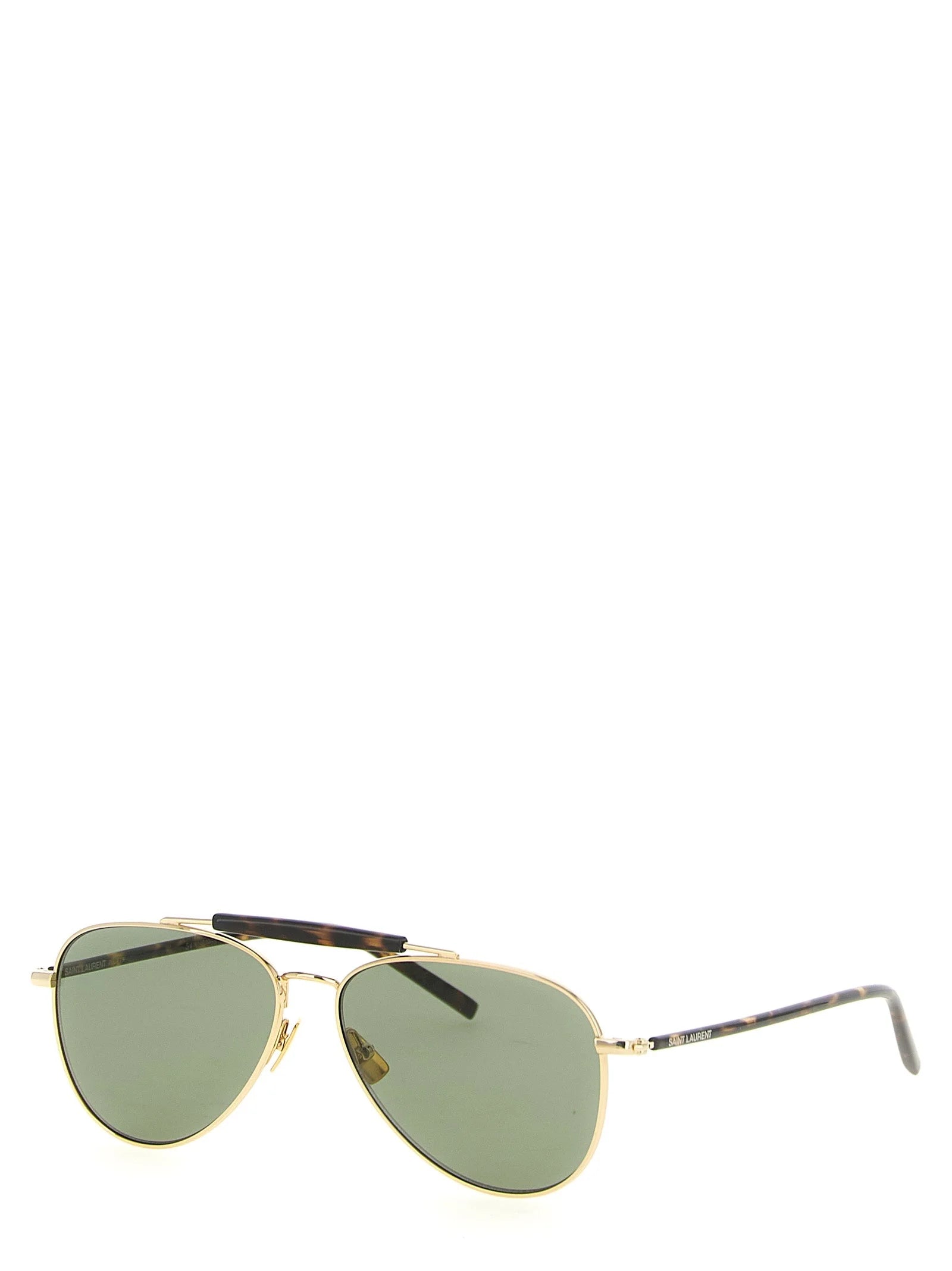 Gros plan de la texture en acétate de qualité et du travail artisanal précis de la charnière sur les lunettes de soleil Saint Laurent.