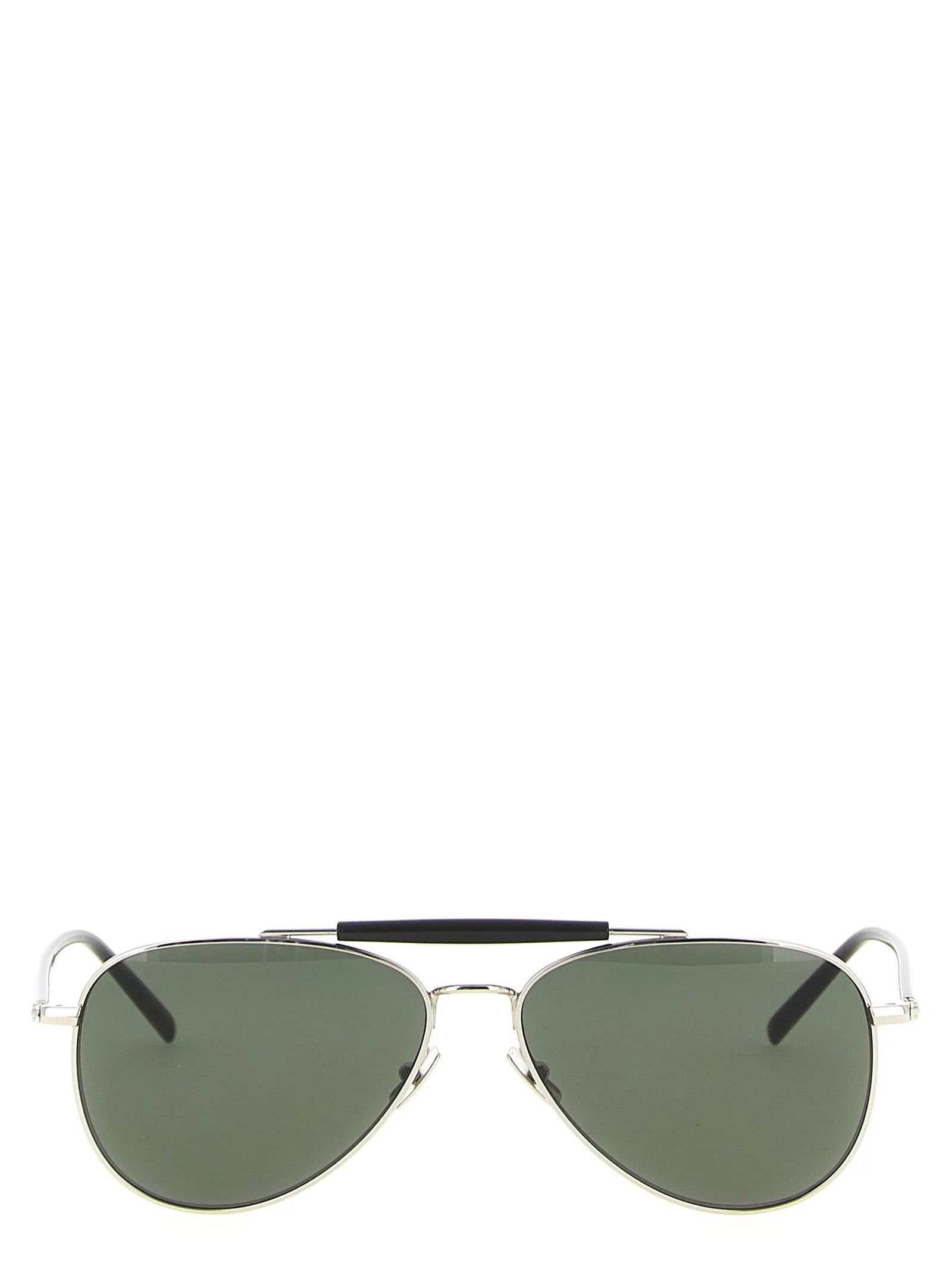 Pohľad spredu na slnečné okuliare Saint Laurent zo strieborného acetátu s elegantným obdĺžnikovým rámom a tmavými tónovanými sklami.