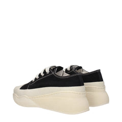 Détail en gros plan de la texture durable du tissu noir et des coutures de précision sur les baskets de luxe Stella McCartney.