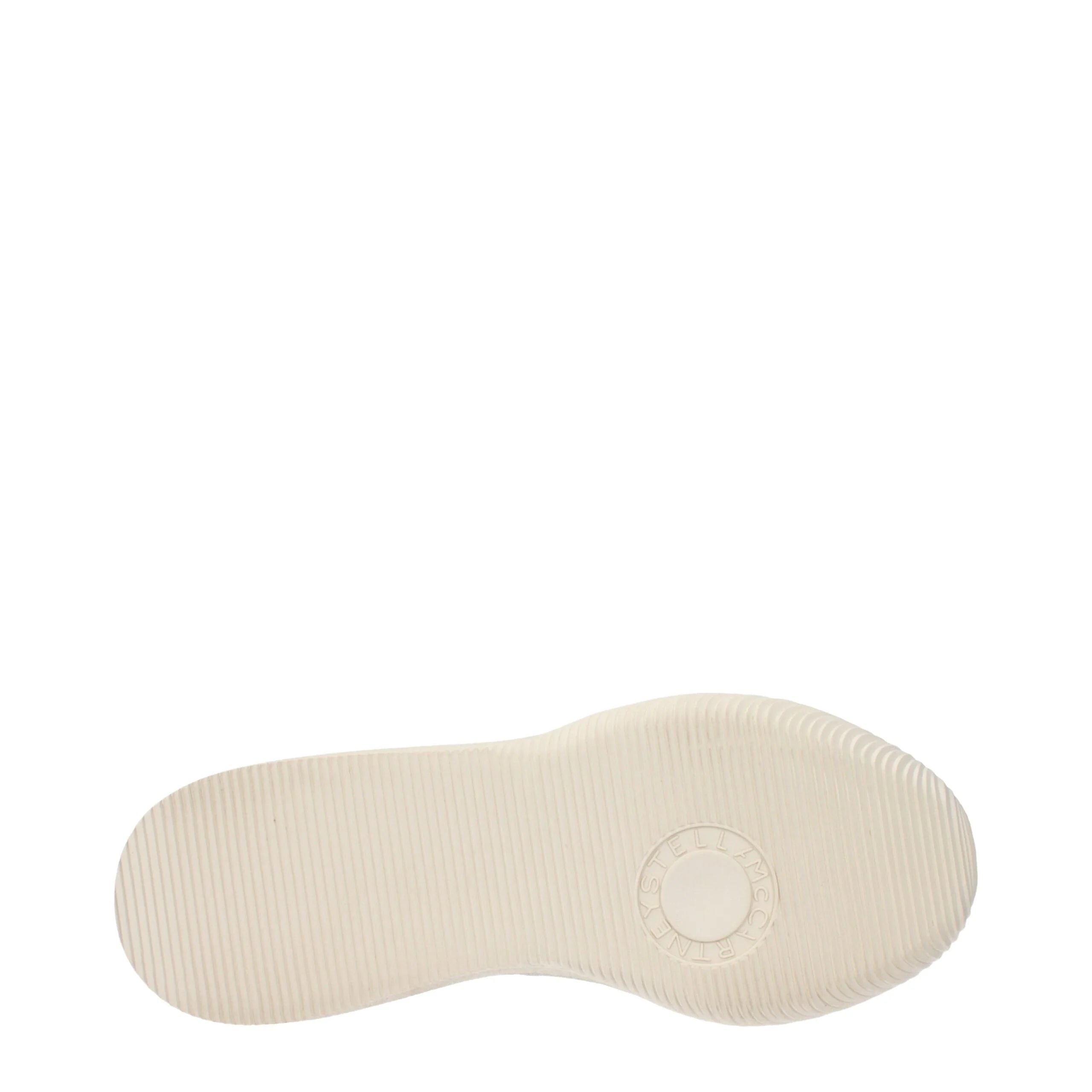 Vue détaillée de la semelle extérieure en caoutchouc texturé et du motif de sculpture sur les chaussures plateforme noires Stella McCartney.