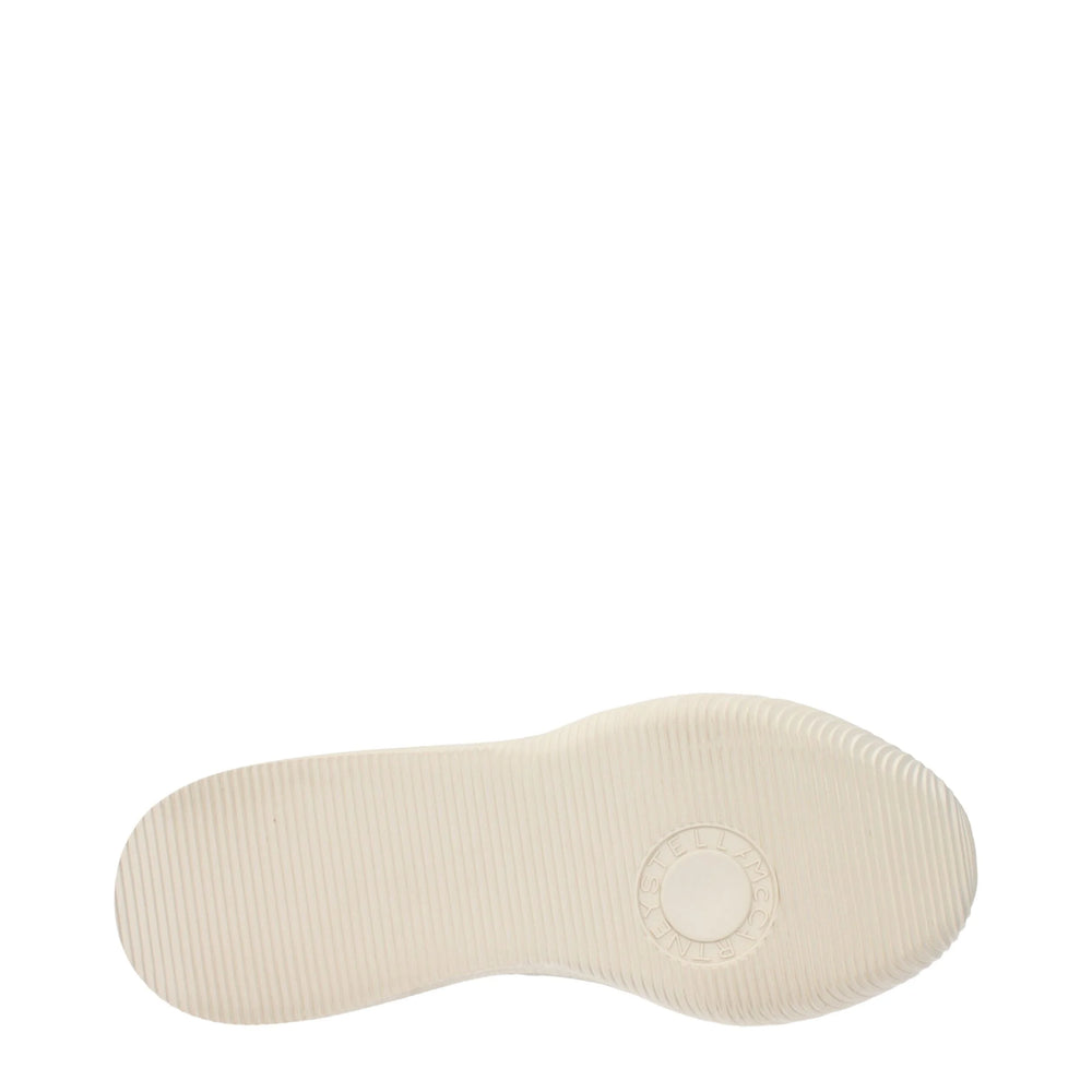 Vue détaillée de la semelle extérieure en caoutchouc texturé et du motif de sculpture sur les chaussures plateforme noires Stella McCartney.