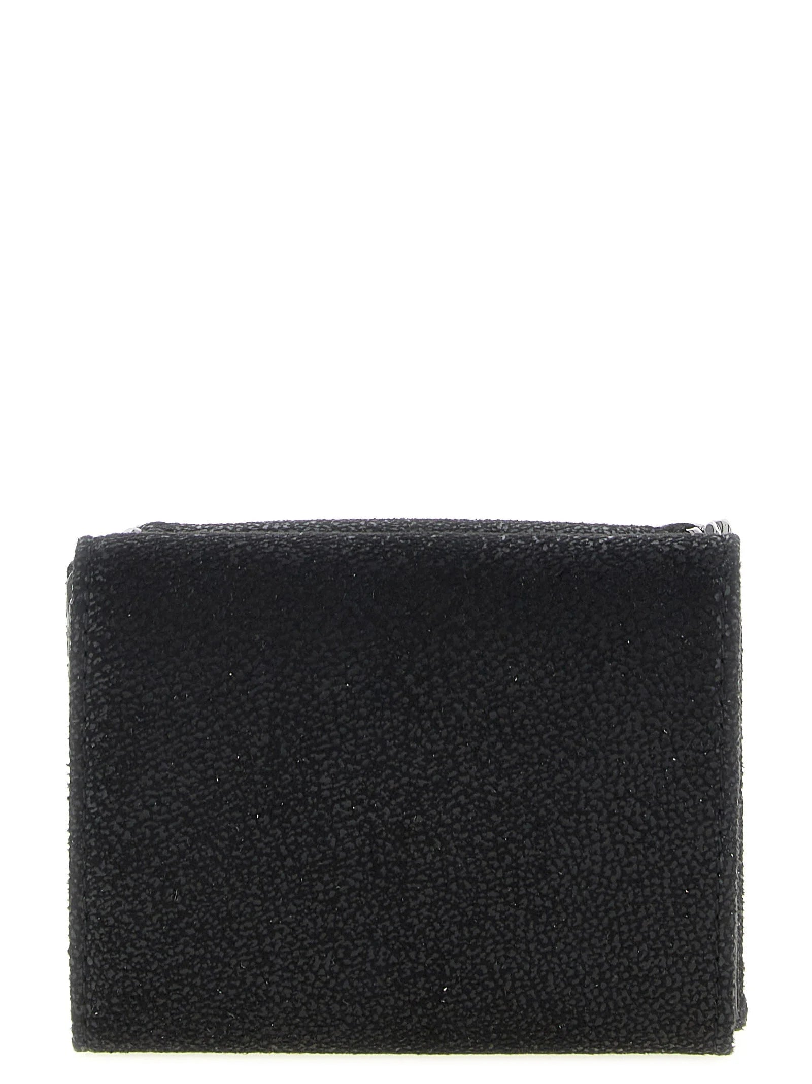 Vista lateral del tarjetero de poliéster negro de Stella McCartney que muestra el diseño delgado y el lujoso hardware metálico.