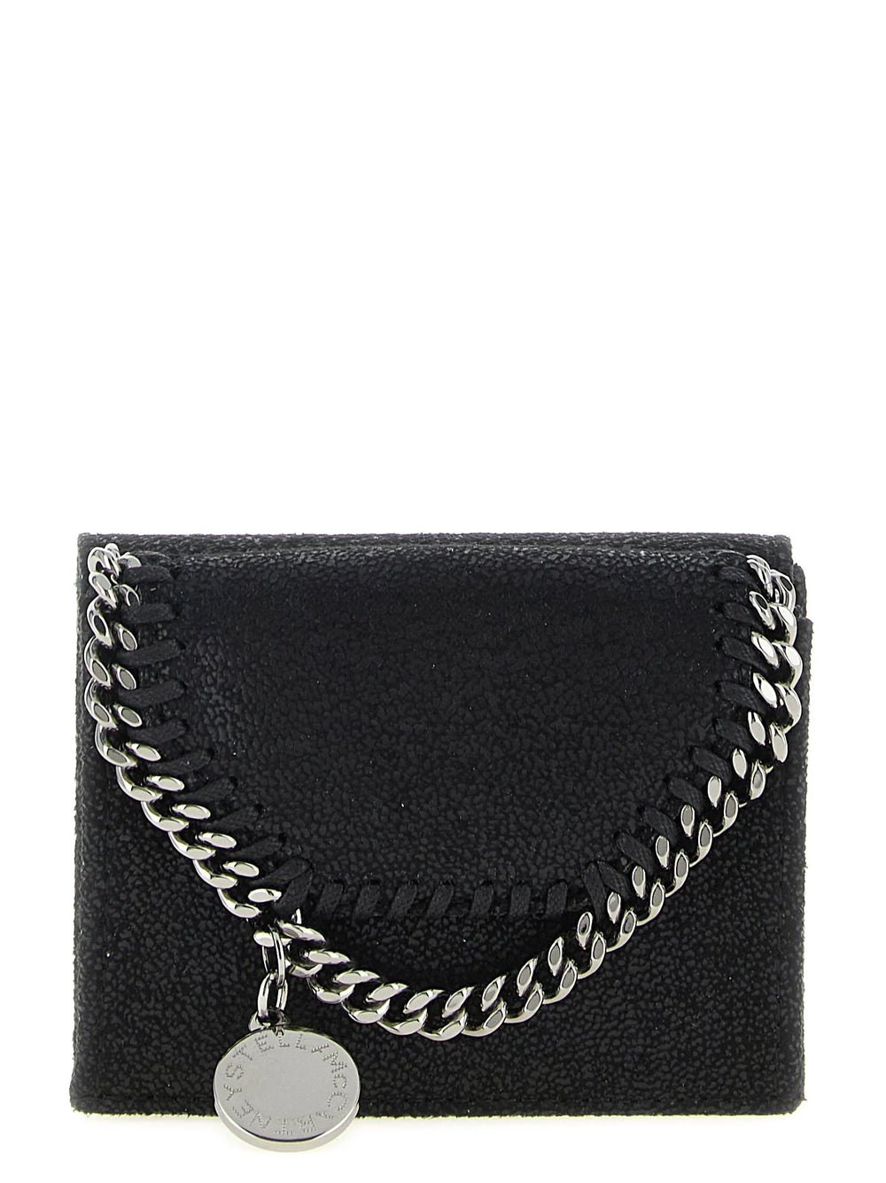 Vista frontal de un tarjetero negro de Stella McCartney que presenta el icónico adorno de cadena Falabella en tono plateado.