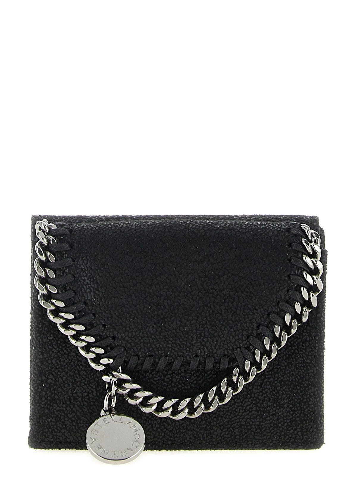 Vista frontal de un tarjetero negro de Stella McCartney que presenta el icónico adorno de cadena Falabella en tono plateado.