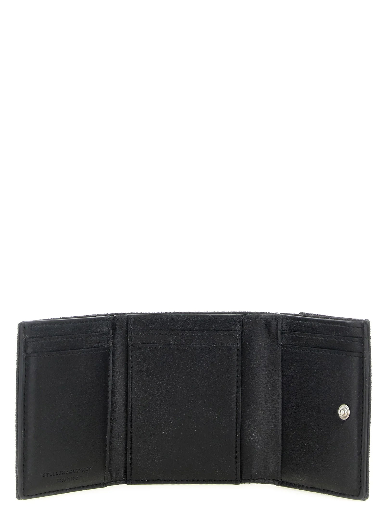 Primer plano de las ranuras interiores del tarjetero de Stella McCartney y la tela vegana Shaggy Deer texturizada en negro.