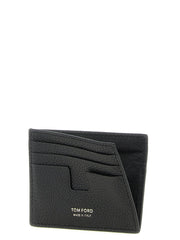 Närbild av Tom Fords kortplånbok som visar den fina strukturen i det svarta kalvskinnslädret och det hantverksmässiga sömnaden.