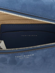 Tæt på Tory Burch blå taske, med fokus på det bløde lammeskind og den polerede metallogo-lukning.