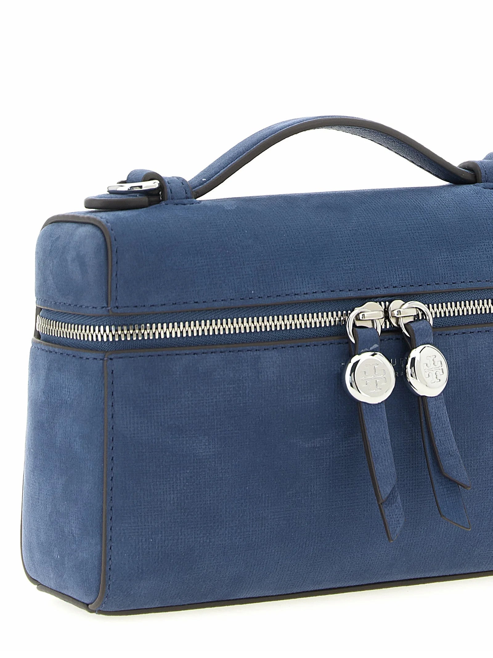 Bagfra af Tory Burch blå lammeskindtaske, der fremhæver den glatte læderfinish og rene arkitektoniske linjer.