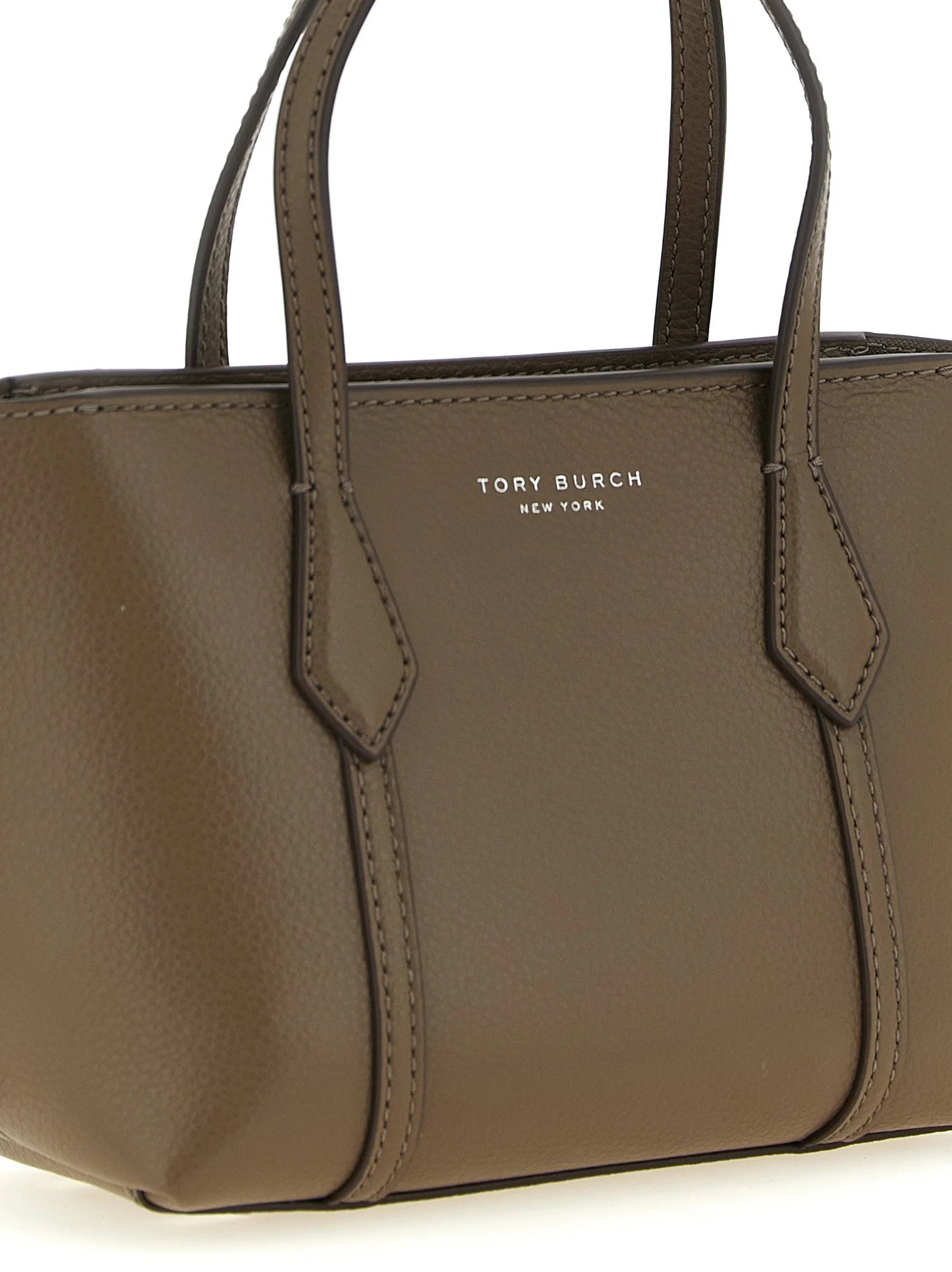 Vista trasera del bolso tote de cuero de vaca de Tory Burch en cuero marrón rico, destacando la artesanía impecable.